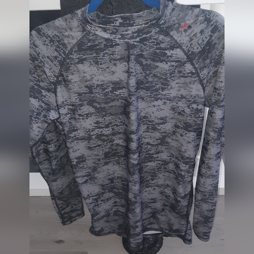Men's Size Large Camouflage Long Sleeve Activewear Shirt In New Like Condition